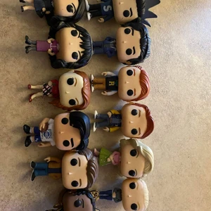 Funko pop  - 12 stycken riverdale funko pop! Inga lådor eller stå brickor finns! 2- olika Betty 2- olika Veronica 2- olika Jughead 2- olika Archie 1- Kevin 1- Josie 1- Reggie 1- Cheryl