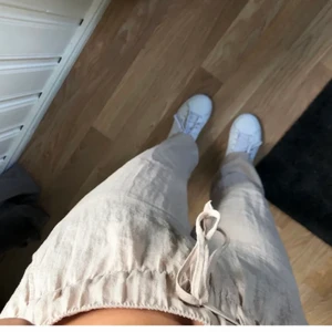 Linnebyxor - (Lånade bilder från henne jag köpte dom av) Skitsnygga byxor men passar tyvärr inte min stil längre🫶🏻 bra passform även på mig som oftast har strl S! använda ca 2 gånger så i nytt skick. 