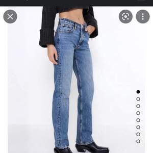 Säljer ett par sjukt fina raka mid waist. Zara jeans. Helt nya och endast användt ett fåtal gånger. Jag är ca 158 cm för referens då dem är lite långa  , därav säljer jag dem.
