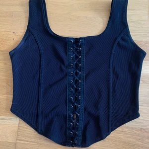 Korsettopp - Svart korsettopp från Lycra Only by Dupont. Köpt secondhand, men är i mycket bra skick. Finns ingen storlek, men borde passa XS/S.