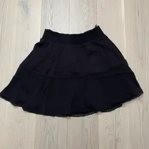 Säljer en svart kjol med fina detaljer från Gina Tricot i storlek M, som knappt är använd. Pris: 250. 