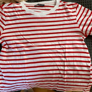 T-shirt  - Jättefin rödrandig tröja från zara💘 nästan helt oanvänd💘