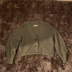 Only kofta grön - Superfin grön kofta från Only. Mycket fint skick och sparsamt använd. Storlek XS. Originalpris: 300kr, mitt pris: 175kr. Köparen står för frakt.