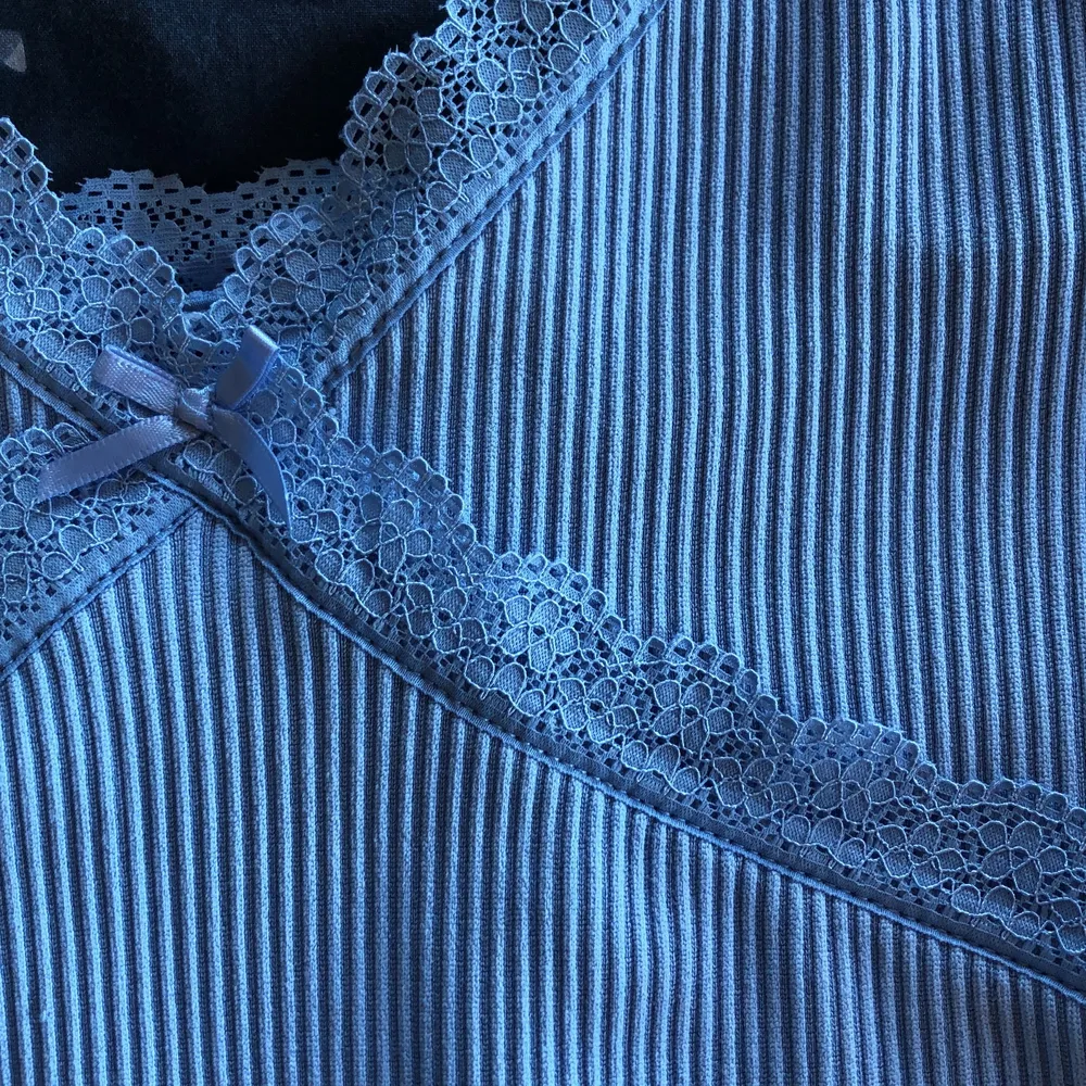 Säljer den här ljusblå tajta klänningen som tyvärr inte kommit till användning. Använd kanske 2 gånger. Jettefin färg perfekt till sommaren. Köp för 100 kr + frakt. Betalning via swish💙. Klänningar.