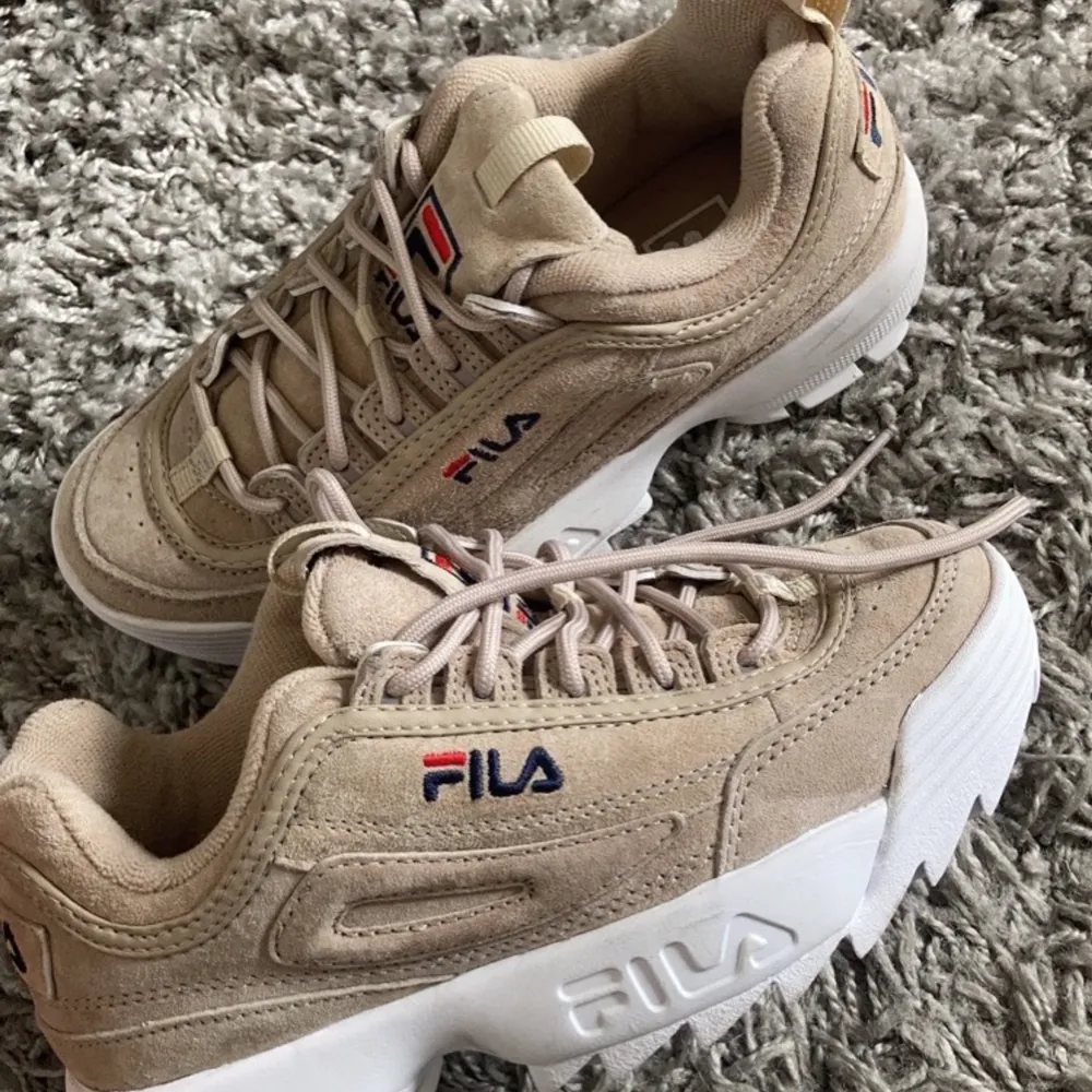 Beigea Helt Nya Fila Skor Skor
