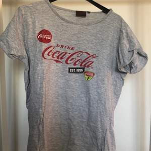 Fin grå t-shirt med coca cola tryck. 
