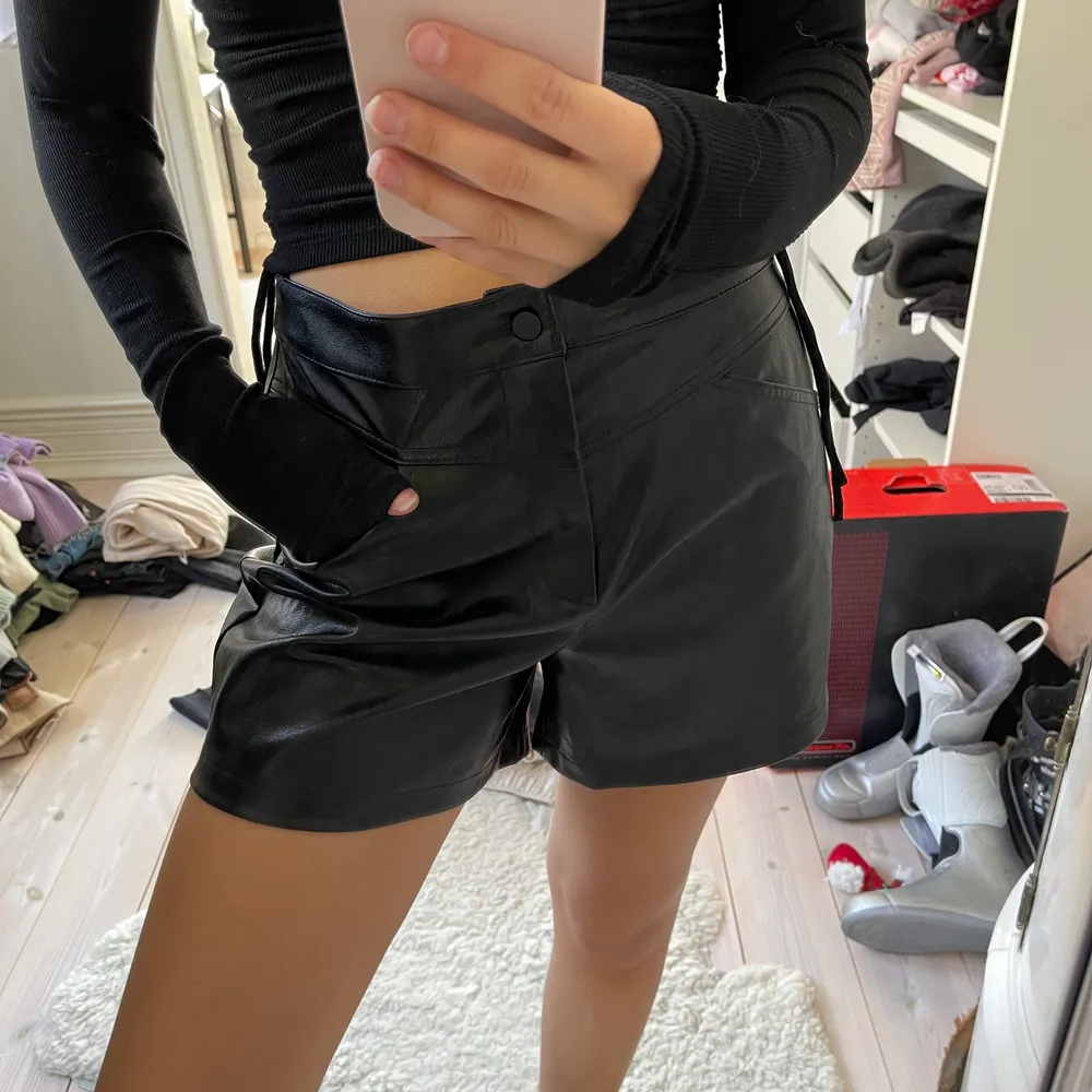 Coola skinnshorts från only. Aldrig använda. Snyggt att ha till sneakers och en stickad tröja till . Shorts.