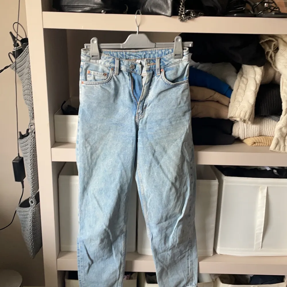Byxor från weekday i modellen lash, storleken är W25 L28, används sparsamt men inte använda på något år nu. 100 kronor . Jeans & Byxor.