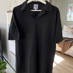 Klänning - Fin svart T-shirtklänning. Storlek 12 men motsvarar mer en oversize S/M