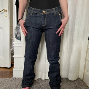 roberto cavalli jeans - storlek: S (34-36). märke: roberto cavalli. personen på bilden är 160cm. möts upp i stockholm eller fraktar