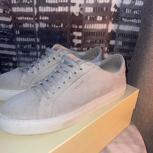 Axel Arigato clean 90 - Storlek 43. Knappt använda, skick 8.5/10. Ny pris 1950