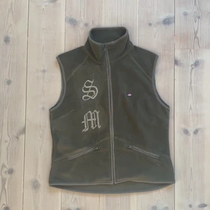 Smileystar sample Rhinestone väst  - En osläppt väst från märket smileystar. Liknande plagg kommer möjligtvis släppas men aldirg på en väst så endast en u världen. Västen sitter som en M och är av högsta kvalitet med tjock fleece. Skicket är så bra som det kan vara! 