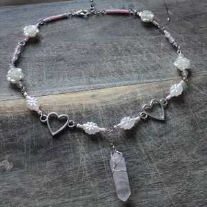 Handgjort halsband med äkta rosenkvartspärlor och berlock 💕 betalning via swish