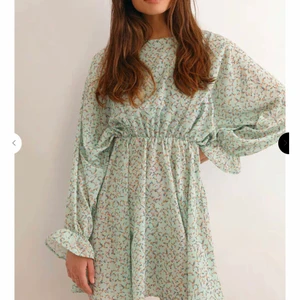 Klänning - Super söt sommarklänning, använd två gånger. Köparen står för frakt💗