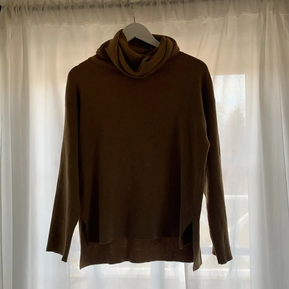 En fin beige turtleneck från HM!! Klassisk passform och perfekt för basgarderoben 💕 Fint skick, inget att anmärka på ☺️ frakt tillkommer för köparen!. Neuletakit & Villapaidat.