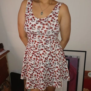 Blommig rödvit sommarklänning  - Blommig rödvita sommarklänning i storlek: 36 från Divided, bra skick! ❤🤍