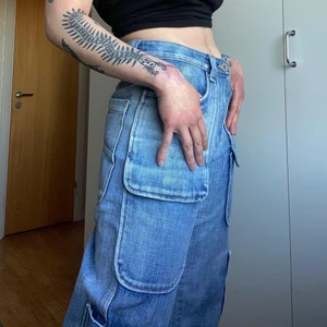 Jeans - Svinfeta jeans med massa fickor, en av mina favoriter men kommer aldrig till användning. Märke okänt, storlek vet ej men passar mig som har S/36