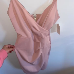 Klänning storlek S -  klänning från Spanien som jag köpte 2019. Den har prislapp kvar. 💗