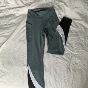 Gilly Hicks träningsbyxor - Nästan helt oanvända med fina detaljer på benen😊 Toppenbyxor med mobilficka på bägge sidor!