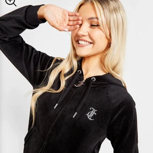 juicy hoodie - vill bli av med den nu så om du kan köpa idag får du den för 350 och frakt ingår,den är använd 1 lång just för att jag fick den i present och de inte riktigt är min stil,jag har storlek s och den passar perfekt 