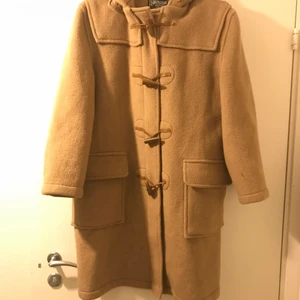 Gloverall Duffle rock  - Fin äkta Gloverall rock med luva i fint skick. Rak herrmodell Monty Duffle Coat Camel. Nypris 5014 kr.