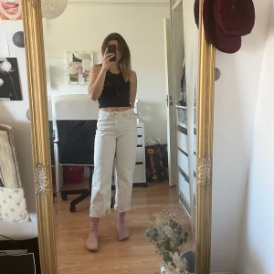 Vita jeans strl 28 - Korta ben, ganska stor passform runt midjan, bra skick