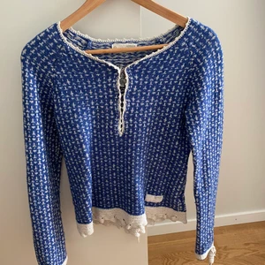 Odd Molly  - Sparsamt använd odd Molly stickad tröja , härlig blå färg .