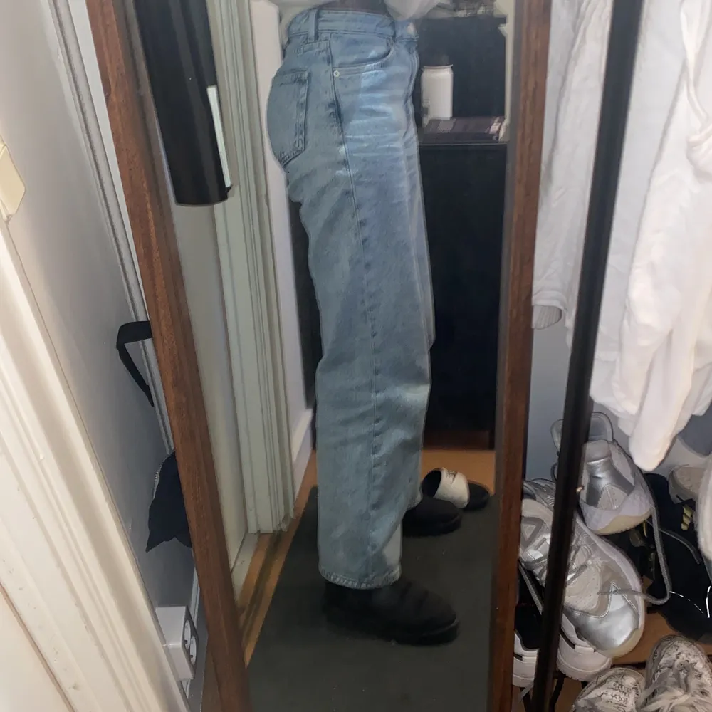 Solblekta högmidjade byxor med lite vida ben, regular fit. I byxorna stor det storlek 28. Byxorna är köpt från slutet av somras. Pris går att förhandla.. Jeans & Byxor.