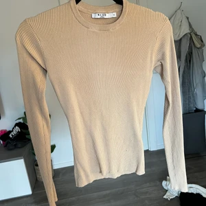 Beige långärmad - Från nakd, sitter jättefint och finns fler bilder💕