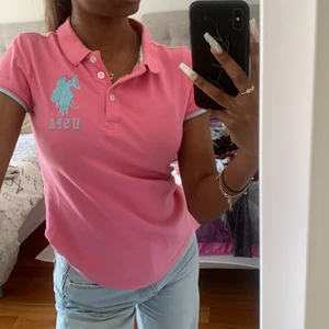 U.S Polo t-shirt XS - Rosa polo T-shirt med knappar. Köpt i USA men inte använd mycket och är i bra skick. Väldigt elegant att ha på sig och mjukt material. Säljs p.g.a brist på plats i garderoben och behövde rensa. Priset kan diskuteras😊💓