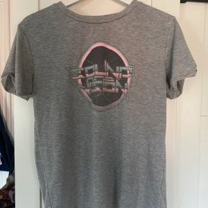 Stay grå t-shirt - T-shirt enkel grå med tryck köpt från carlings, dma för mer bilder. 