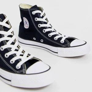 Svarta höga converse  - Säljer mina svarta höga converse som inte kommer till användning. Jag har använt dem Max 3 gånger så de är i väldigt fint skick! Köparen står för frakt 🖤 storlek 41.5 men passar 41 🖤
