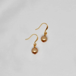 Örhängen - Handgjorda örhängen. Örhängena är silver/guld pläterade, och klarar av vatten. Finns i flera färger och pärlor på min sida! Pärlorna är 0,8 cm                                                               -                                                                                                 Köp 3 betala för 2! Packar säkert och fint, går att ge som present redan i posten. Frakt kostar 13 kr 📦                            Hör av dig vid frågor 💕 /Isadoras Silver