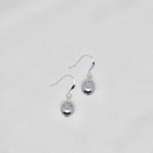 Örhängen  - Handgjorda örhängen. Örhängena är silver/guld pläterade, och klarar av vatten. Finns i flera färger och pärlor på min sida! Pärlorna är 0,8 cm                                                               -                                                                                                 Köp 3 betala för 2! Packar säkert och fint, går att ge som present redan i posten. Frakt kostar 13 kr 📦                            Hör av dig vid frågor 💕 /Isadoras Silver