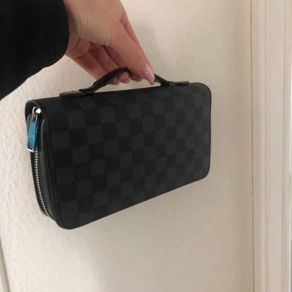 Hej! Säljer nu denna sjukt snygga Väsk/plånboken helt ny från Louis Vuitton i äkta läder. Kommer i sin kartong och med dustbag. Modellen heter Zippy XL Wallet . Väskor.
