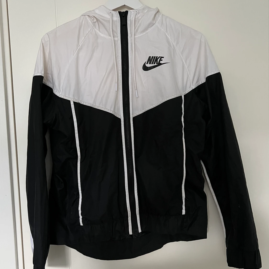 NIKE - vindjacka strl S