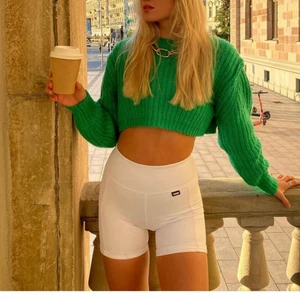 Grön croppad tröja från Zara - Första bilden är tagen från Desire Inglanders IG. Superfin stickad croppad tröja från Zara. Nyskick.💚