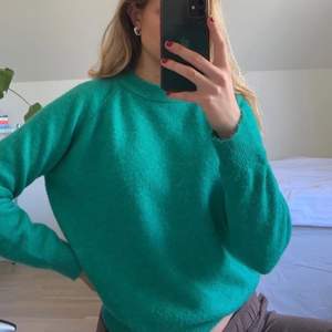 Stickad tröja från Zara i bra skick, färgen är mer grön som på andra bilden. 