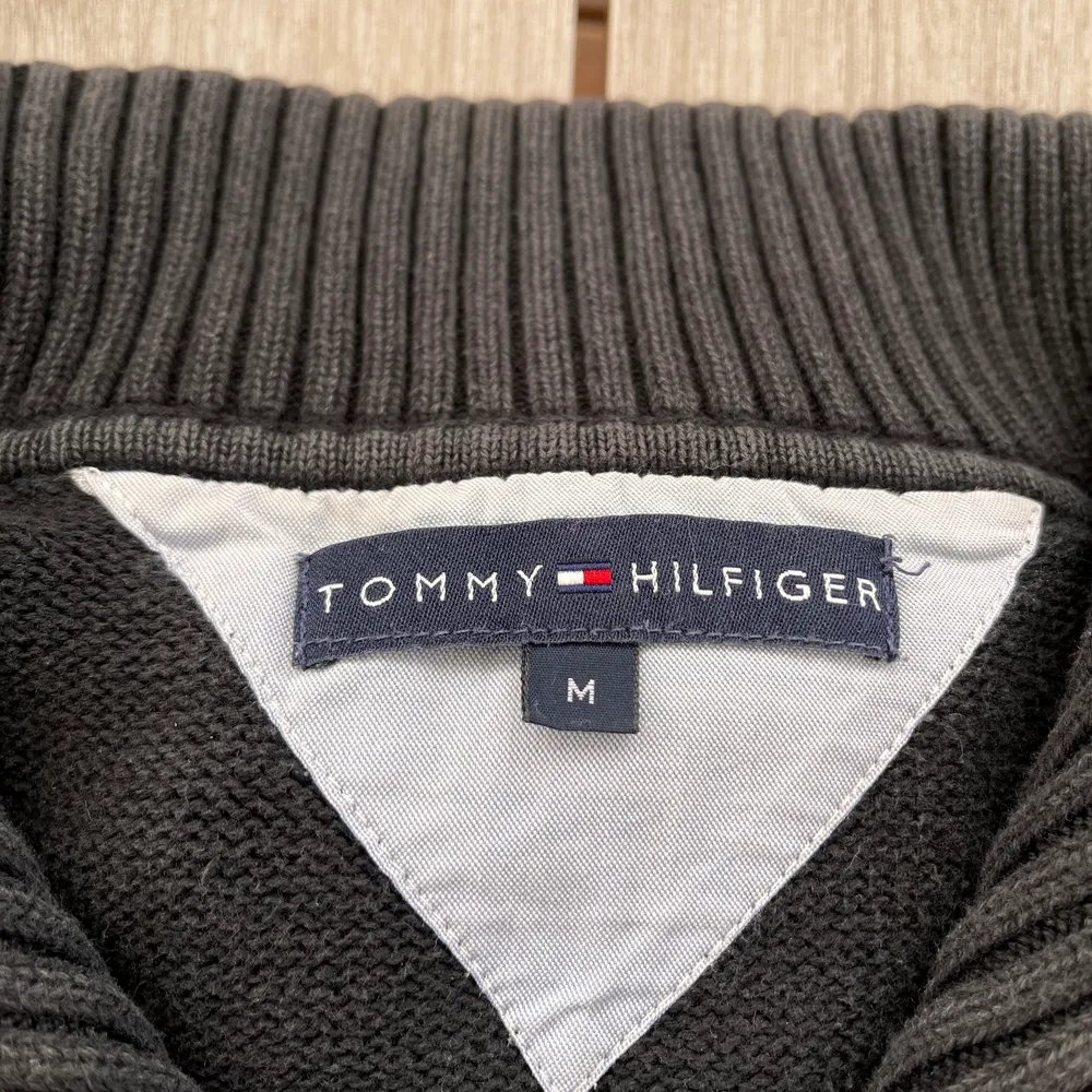 Snygg grå halfzip tröja gjord av Tommy Hilfiger. Sitter som en medium. . Tröjor & Koftor.