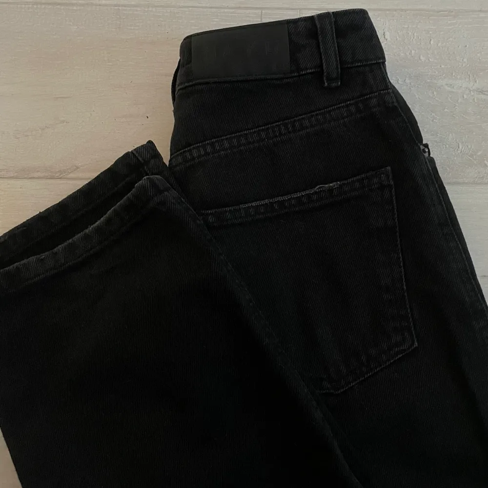 Säljer mina svarta Jeans med hål från NA-KD. Verkligen alldrig andvända, säljer då byxorna inte är min stil. Köpt för ca ett halvårsen. Inga skador eller fläckar. Köpt för 500kr och säljer för 250 . Jeans & Byxor.
