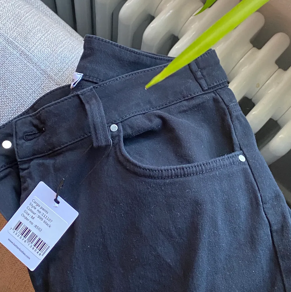 Säljer dessa svinsköna cargopants från better bodies som är nånting mellan jeans och joggers, har liknande i en annan färg så säljer dessa helt nya. Har ni frågor är de bara slänga iväg ett dm. . Jeans & Byxor.