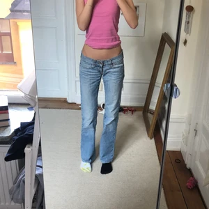 Ljusblå jeans - Bootcut jeans i den perfekta färgen. Sista bilden visar färgen bäst. Högsta bud 560, köp direkt 650. Små slitningar finns längst ner på benen på baksidan