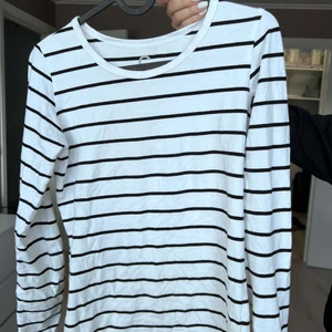 Randig tröja  - Helt oanvänt randig tröja i storlek XS, från Cubus.