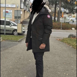 Canada goose- parker storlek M - Jackan är i bra skick, använda ca 2 vintrar, ena armen är sliten - se bilden, ny Pris 10.000 kvitto finns på begäran- 