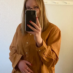 Linneskjorta - Säljer en rostfärgad/brun linneskjorta från Hm, helt oanvänd! Storlek XL, sitter perfekt oversized på mig som vanligtvis är en strl S/M. Säljer då jag inte fått användning av den. Köpte för 199 kr, säljer för 90 kr + frakt. Priset går att diskutera! Den är helt slutsåld på Hm:s hemsida. Betalning via Swish eller Paypal, kan posta eller mötas upp i Stockholmsområdet. 🧡