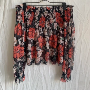 Off-shoulder topp! - Off-shoulder topp i mesh från Gina Tricot. Sparsamt använd och i nyskick! Storleken är M men passar även bra som en S. 