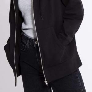 Säljer denna snygga zip-up hoodie från Lager 157💓 Aldrig använd då jag inte tycker de är min stil. NYSKICK! Vid fler bilder skriv privat💕