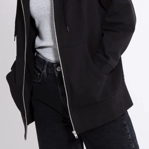 Svart Zip-up hoodie  - Säljer denna snygga zip-up hoodie från Lager 157💓 Aldrig använd då jag inte tycker de är min stil. NYSKICK! Vid fler bilder skriv privat💕