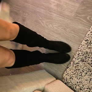 Svarta boots - Säljer mina oanvända svarta boots❤️ dem är inte varma, så de är perfekta till sommaren till en klänning 💖