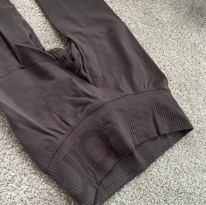 Aimn tights - Säljer ett par Träningsbyxor från Aim’n i jättefint skick, superfin färg och jätteskönaaaa. storlek xs, men kan passa xxs-s, kom privat vid frågor och funderingar!  nypris 600kr ❤️ Priset går såklart att diskutera!